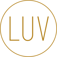 LUV-Logo, goldfarbene Buchstaben LUV eingefasst in dünner goldfarbener Kreislinie