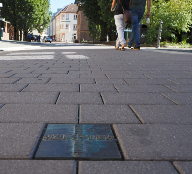 Foto Strassenpflaster an der Christuskirche mit Bronzetafel "Glaube"